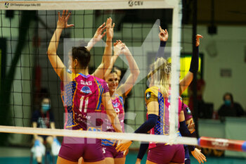 2021-12-08 - ANNA DANESI (Vero Volley Monza) and teammates celebrates after scoring a point - VERO VOLLEY MONZA VS ASPTT MULHOUSE - CHAMPIONS LEAGUE WOMEN - VOLLEYBALL