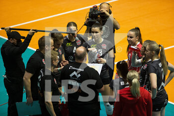 2021-12-21 - Head coach Tomi Lemminkainen (LP Salo) with team during time out  - VERO VOLLEY MONZA VS LP SALO - CHAMPIONS LEAGUE WOMEN - VOLLEYBALL