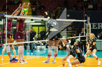 2021-12-21 - Spike of Lina ANDRIKOPOULOU (LP Salo) over the block - VERO VOLLEY MONZA VS LP SALO - CHAMPIONS LEAGUE WOMEN - VOLLEYBALL