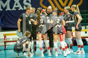 2021-12-21 - Head coach Tomi Lemminkainen and LP Salo players during time out - VERO VOLLEY MONZA VS LP SALO - CHAMPIONS LEAGUE WOMEN - VOLLEYBALL