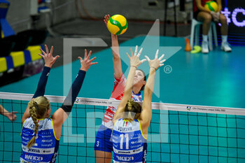2021-11-24 - Spike of Sara Pavlović (ZOK Ub) and block of Kathryn Rose Plummer (Conegliano) and Hristina Vuchkova (Conegliano) - A. CARRARO IMOCO CONEGLIANO VS ZOK UB SERBIA - CHAMPIONS LEAGUE WOMEN - VOLLEYBALL