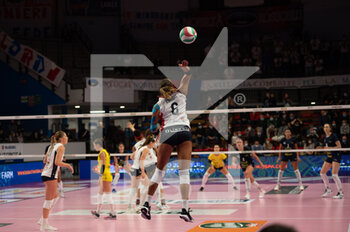 2021-10-10 - Volleyball serve of Stephanie Enright (Volley Bergamo 1991) - VOLLEY BERGAMO 1991 VS DELTA DESPAR TRENTINO - SERIE A1 WOMEN - VOLLEYBALL
