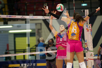 2021-10-17 - ALESSIA ORRO and KATERINA ZAKCHAIOU (Vero Volley Monza) - VERO VOLLEY MONZA VS REALE MUTUA FENERA CHIERI - SERIE A1 WOMEN - VOLLEYBALL