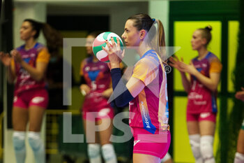 2021-10-17 - ALESSIA GENNARI (Vero Volley Monza) at service - VERO VOLLEY MONZA VS REALE MUTUA FENERA CHIERI - SERIE A1 WOMEN - VOLLEYBALL