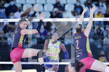 2021-10-17 - Lena Stigrot (Roma Volley Club) (L) Paola Egonu (Volley Conegliano) (C) Veronika Trnkova (Roma Volley Club) (R) - ACQUA&SAPONE ROMA VOLLEY CLUB VS IMOCO VOLLEY CONEGLIANO - SERIE A1 WOMEN - VOLLEYBALL