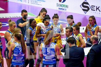 2021-10-21 - Daniele Santarelli (Coach Conegliano) with team during time-out - IMOCO VOLLEY CONEGLIANO VS IGOR GORGONZOLA NOVARA - SERIE A1 WOMEN - VOLLEYBALL