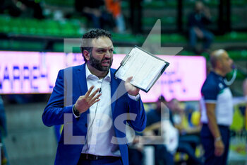 2021-10-21 - Stefano Lavarini (Coach Novara) gestures - IMOCO VOLLEY CONEGLIANO VS IGOR GORGONZOLA NOVARA - SERIE A1 WOMEN - VOLLEYBALL
