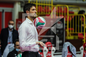 2021-10-20 - Marco Musso head coach of UYBA Unet E-Work Busto Arsizio during the Volley Serie A women 2021/22 match between Unet E-Work Busto Arsizio vs Bartoccini-Fortinfissi Perugia at E-Work Arena on October 20, 2021 in Busto Arsizio, Italy - UNET E-WORK BUSTO ARSIZIO VS BARTOCCINI FORTINFISSI PERUGIA - SERIE A1 WOMEN - VOLLEYBALL