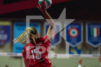 2021-10-20 - Jovana Stevanovic #15 of UYBA Unet E-Work Busto Arsizio in action during the Volley Serie A women 2021/22 match between Unet E-Work Busto Arsizio vs Bartoccini-Fortinfissi Perugia at E-Work Arena on October 20, 2021 in Busto Arsizio, Italy - UNET E-WORK BUSTO ARSIZIO VS BARTOCCINI FORTINFISSI PERUGIA - SERIE A1 WOMEN - VOLLEYBALL
