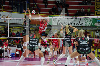 2021-10-20 - Camilla Mingardi #11 of UYBA Unet E-Work Busto Arsizio in action during the Volley Serie A women 2021/22 match between Unet E-Work Busto Arsizio vs Bartoccini-Fortinfissi Perugia at E-Work Arena on October 20, 2021 in Busto Arsizio, Italy - UNET E-WORK BUSTO ARSIZIO VS BARTOCCINI FORTINFISSI PERUGIA - SERIE A1 WOMEN - VOLLEYBALL