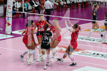 2021-10-20 - UYBA Unet E-Work Busto Arsizio players celebrates during the Volley Serie A women 2021/22 match between Unet E-Work Busto Arsizio vs Bartoccini-Fortinfissi Perugia at E-Work Arena on October 20, 2021 in Busto Arsizio, Italy - UNET E-WORK BUSTO ARSIZIO VS BARTOCCINI FORTINFISSI PERUGIA - SERIE A1 WOMEN - VOLLEYBALL