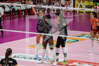 2021-10-20 - Helena Havelkova #16 of Bartoccini-Fortinfissi Perugia, Linda Nwakalor #17 of Bartoccini-Fortinfissi Perugia and Valentina Diouf #13 of Bartoccini-Fortinfissi Perugia during the Volley Serie A women 2021/22 match between Unet E-Work Busto Arsizio vs Bartoccini-Fortinfissi Perugia at E-Work Arena on October 20, 2021 in Busto Arsizio, Italy - UNET E-WORK BUSTO ARSIZIO VS BARTOCCINI FORTINFISSI PERUGIA - SERIE A1 WOMEN - VOLLEYBALL