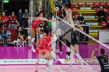 2021-10-20 - Alexa Gray #8 of UYBA Unet E-Work Busto Arsizio in action during the Volley Serie A women 2021/22 match between Unet E-Work Busto Arsizio vs Bartoccini-Fortinfissi Perugia at E-Work Arena on October 20, 2021 in Busto Arsizio, Italy - UNET E-WORK BUSTO ARSIZIO VS BARTOCCINI FORTINFISSI PERUGIA - SERIE A1 WOMEN - VOLLEYBALL