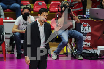 2021-10-20 - Marco Musso head coach of UYBA Unet E-Work Busto Arsizio reacts during the Volley Serie A women 2021/22 match between Unet E-Work Busto Arsizio vs Bartoccini-Fortinfissi Perugia at E-Work Arena on October 20, 2021 in Busto Arsizio, Italy - UNET E-WORK BUSTO ARSIZIO VS BARTOCCINI FORTINFISSI PERUGIA - SERIE A1 WOMEN - VOLLEYBALL