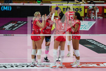 2021-10-20 - UYBA Unet E-Work Busto Arsizio players celebrate during the Volley Serie A women 2021/22 match between Unet E-Work Busto Arsizio vs Bartoccini-Fortinfissi Perugia at E-Work Arena on October 20, 2021 in Busto Arsizio, Italy - UNET E-WORK BUSTO ARSIZIO VS BARTOCCINI FORTINFISSI PERUGIA - SERIE A1 WOMEN - VOLLEYBALL