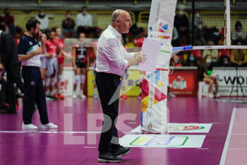 2021-10-20 - Luca Cristofani Head Coach of Bartoccini-Fortinfissi Perugia reacts during the Volley Serie A women 2021/22 match between Unet E-Work Busto Arsizio vs Bartoccini-Fortinfissi Perugia at E-Work Arena on October 20, 2021 in Busto Arsizio, Italy - UNET E-WORK BUSTO ARSIZIO VS BARTOCCINI FORTINFISSI PERUGIA - SERIE A1 WOMEN - VOLLEYBALL