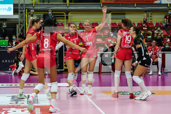 2021-10-20 - Jordyn Poulter #1 of UYBA Unet E-Work Busto Arsizio, Camilla Mingardi #11 of UYBA Unet E-Work Busto Arsizio and UYBA Unet E-Work Busto Arsizio players celebrate the victory at the end of the match during the Volley Serie A women 2021/22 match between Unet E-Work Busto Arsizio vs Bartoccini-Fortinfissi Perugia at E-Work Arena on October 20, 2021 in Busto Arsizio, Italy - UNET E-WORK BUSTO ARSIZIO VS BARTOCCINI FORTINFISSI PERUGIA - SERIE A1 WOMEN - VOLLEYBALL