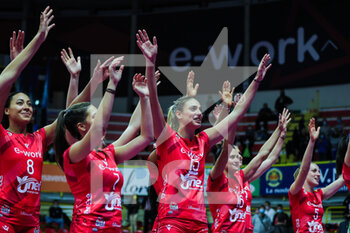 2021-10-20 - Jovana Stevanovic #15 of UYBA Unet E-Work Busto Arsizio celebrates the victory at the end of the match during the Volley Serie A women 2021/22 match between Unet E-Work Busto Arsizio vs Bartoccini-Fortinfissi Perugia at E-Work Arena on October 20, 2021 in Busto Arsizio, Italy - UNET E-WORK BUSTO ARSIZIO VS BARTOCCINI FORTINFISSI PERUGIA - SERIE A1 WOMEN - VOLLEYBALL