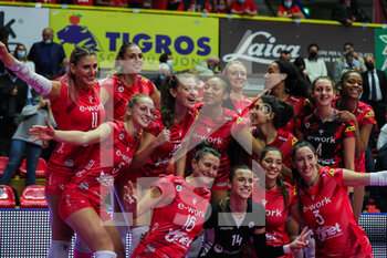2021-10-20 - UYBA Unet E-Work Busto Arsizio players celebrate the victory at the end of the match during the Volley Serie A women 2021/22 match between Unet E-Work Busto Arsizio vs Bartoccini-Fortinfissi Perugia at E-Work Arena on October 20, 2021 in Busto Arsizio, Italy - UNET E-WORK BUSTO ARSIZIO VS BARTOCCINI FORTINFISSI PERUGIA - SERIE A1 WOMEN - VOLLEYBALL
