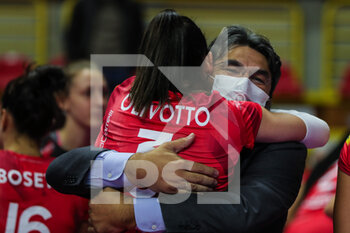 2021-10-20 - Giuseppe Pirola President of UYBA Unet E-Work Busto Arsizio hugs Rossella Olivotto #3 of UYBA Unet E-Work Busto Arsizio and celebrate the victory at the end of the match during the Volley Serie A women 2021/22 match between Unet E-Work Busto Arsizio vs Bartoccini-Fortinfissi Perugia at E-Work Arena on October 20, 2021 in Busto Arsizio, Italy - UNET E-WORK BUSTO ARSIZIO VS BARTOCCINI FORTINFISSI PERUGIA - SERIE A1 WOMEN - VOLLEYBALL