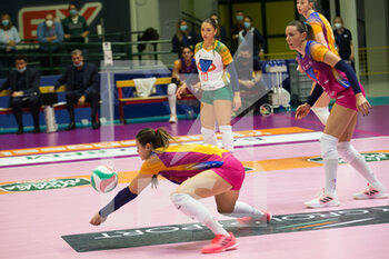 2021-10-24 - KATARINA LAZOVI (Vero Volley Monza) on defense - VERO VOLLEY MONZA VS IGOR GORGONZOLA NOVARA - SERIE A1 WOMEN - VOLLEYBALL