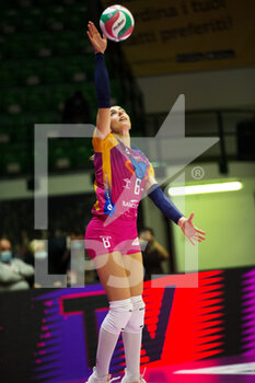 2021-10-24 - ALESSIA GENNARI (Vero Volley Monza) at service - VERO VOLLEY MONZA VS IGOR GORGONZOLA NOVARA - SERIE A1 WOMEN - VOLLEYBALL