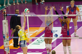2021-10-30 - Spike of COURTNEY MEGAN (Imoco Volley Conegliano) - VERO VOLLEY MONZA VS IMOCO VOLLEY CONEGLIANO - SERIE A1 WOMEN - VOLLEYBALL