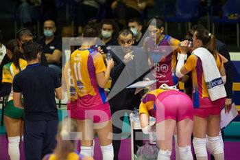 2021-10-30 - MARCO GASPARI (coach Vero Volley Monza) with team during time out  - VERO VOLLEY MONZA VS IMOCO VOLLEY CONEGLIANO - SERIE A1 WOMEN - VOLLEYBALL