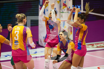 2021-10-30 - Monza players celebrates after scoring a point - VERO VOLLEY MONZA VS IMOCO VOLLEY CONEGLIANO - SERIE A1 WOMEN - VOLLEYBALL