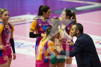 2021-10-30 - MARCO GASPARI (coach Vero Volley Monza) and Monza players during time out - VERO VOLLEY MONZA VS IMOCO VOLLEY CONEGLIANO - SERIE A1 WOMEN - VOLLEYBALL