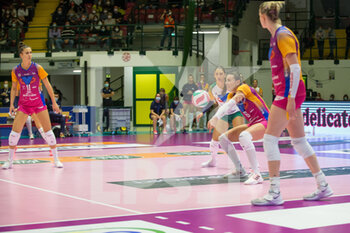 2021-10-30 - ALESSIA GENNARI (Vero Volley Monza) on defense - VERO VOLLEY MONZA VS IMOCO VOLLEY CONEGLIANO - SERIE A1 WOMEN - VOLLEYBALL