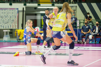 2021-10-30 - CARAVELLO LARA (Imoco Volley Conegliano) on defense - VERO VOLLEY MONZA VS IMOCO VOLLEY CONEGLIANO - SERIE A1 WOMEN - VOLLEYBALL