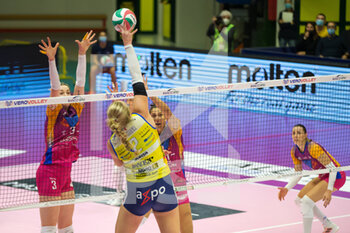 2021-10-30 - Spike of  PLUMMER KATHRYN ROSE (Imoco Volley Conegliano) over the block of ANNA DANESI (Vero Volley Monza) - VERO VOLLEY MONZA VS IMOCO VOLLEY CONEGLIANO - SERIE A1 WOMEN - VOLLEYBALL