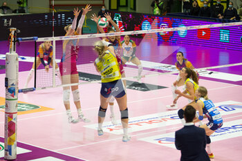 2021-10-30 - Spike of PLUMMER KATHRYN ROSE (Imoco Volley Conegliano) - VERO VOLLEY MONZA VS IMOCO VOLLEY CONEGLIANO - SERIE A1 WOMEN - VOLLEYBALL