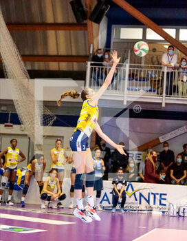 2021-11-10 - Megan Eileen Courtney of Imoco Volley during the Volleyball Italian Serie A1 Women match between Reale Mutua Fenera Chieri vs Imoco Volley Conegliano at PalaFenera, Chieri/Torino on November 10, 2021. Photo Nderim Kaceli - REALE MUTUA FENERA CHIERI VS IMOCO VOLLEY CONEGLIANO - SERIE A1 WOMEN - VOLLEYBALL