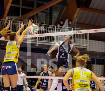 2021-11-10 - Rhamat Alhassan of Chieri 76 and Robin De Kruijf of Imoco Volley during the Volleyball Italian Serie A1 Women match between Reale Mutua Fenera Chieri vs Imoco Volley Conegliano at PalaFenera, Chieri/Torino on November 10, 2021. Photo Nderim Kaceli - REALE MUTUA FENERA CHIERI VS IMOCO VOLLEY CONEGLIANO - SERIE A1 WOMEN - VOLLEYBALL