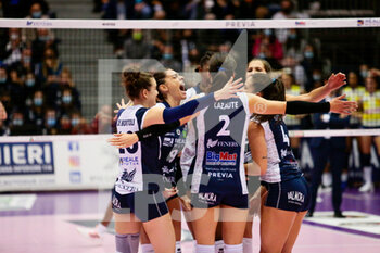 2021-11-10 - Team Chieri celebrating a point during the Volleyball Italian Serie A1 Women match between Reale Mutua Fenera Chieri vs Imoco Volley Conegliano at PalaFenera, Chieri/Torino on November 10, 2021. Photo Nderim Kaceli - REALE MUTUA FENERA CHIERI VS IMOCO VOLLEY CONEGLIANO - SERIE A1 WOMEN - VOLLEYBALL