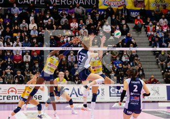 2021-11-10 - Camilla Weitzel of Chieri 76 in action during the Volleyball Italian Serie A1 Women match between Reale Mutua Fenera Chieri vs Imoco Volley Conegliano at PalaFenera, Chieri/Torino on November 10, 2021. Photo Nderim Kaceli - REALE MUTUA FENERA CHIERI VS IMOCO VOLLEY CONEGLIANO - SERIE A1 WOMEN - VOLLEYBALL
