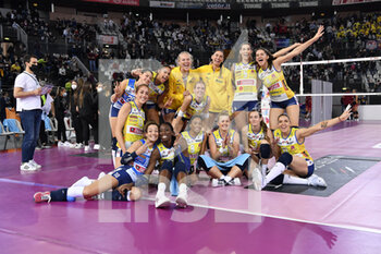 2021-10-17 - Imoco Volley Conegliano team celebrates the victory during the Women's Volleyball Championship Series A match between Acqua & Sapone Volley Roma and Imoco Volley Conegliano at PalaEur, October 17, 2021 in Rome, Italy.  - ACQUA&SAPONE ROMA VOLLEY CLUB VS IMOCO VOLLEY CONEGLIANO - SERIE A1 WOMEN - VOLLEYBALL