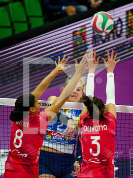 2021-11-06 - Spike of Kathryn Rose Plummer (Conegliano)  and wall of Alexa Gray (Busto Arsizio) and Rossella Olivotto (Busto Arsizio) - IMOCO VOLLEY CONEGLIANO VS UNET E-WORK BUSTO ARSIZIO  - SERIE A1 WOMEN - VOLLEYBALL