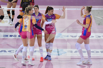 2021-11-14 - Vero Volley Monza Team in action during the Women's Volleyball Championship Series A1 match between Acqua & Sapone Volley Roma and Vero Volley Monza at PalaEur, 14th November, 2021 in Rome, Italy.  - ACQUA&SAPONE ROMA VOLLEY CLUB VS VERO VOLLEY MONZA - SERIE A1 WOMEN - VOLLEYBALL