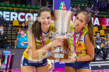 2021-10-02 - Bozana Butigan and Giorgia Frosini (Imoco Volley Conegliano) with the cup  - IMOCO VOLLEY CONEGLIANO VS IGOR GORGONZOLA NOVARA - WOMEN SUPERCOPPA - VOLLEYBALL