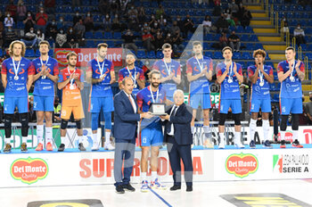 2021-10-24 - Thomas Beretta # 13 (Vero Volley Monza) receives the second ranked team award - FINALE - ITAL TRENTINO VS VERO VOLLEY MONZA - SUPERCOPPA - VOLLEYBALL