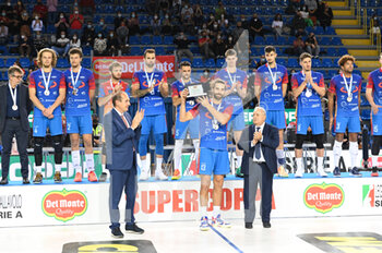2021-10-24 - Thomas Beretta # 13 (Vero Volley Monza) receives the second ranked team award - FINALE - ITAL TRENTINO VS VERO VOLLEY MONZA - SUPERCOPPA - VOLLEYBALL