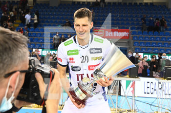 2021-10-24 - Srecko Lisinac # 20 (Itas Trentino) with the trophy - FINALE - ITAL TRENTINO VS VERO VOLLEY MONZA - SUPERCOPPA - VOLLEYBALL