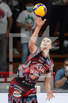 2021-10-10 - giannelli simone (n.6 palleggiatore sir safety conad perugia) alla battuta - SIR SAFETY CONAD PERUGIA VS TOP VOLLEY CISTERNA - SUPERLEAGUE SERIE A - VOLLEYBALL