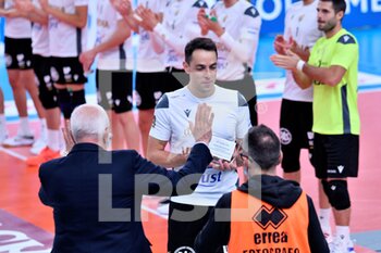 2021-10-12 - Raphael Vieira De Oliveira Verona Volley awarded by the past president of Trentino volley Diego Mosna - ITAS TRENTINO VS VOLLEY VERONA - SUPERLEAGUE SERIE A - VOLLEYBALL