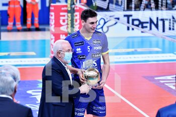 2021-10-12 - Alessandro Michieletto and the past president Diego Mosna awarded Trentino volley - ITAS TRENTINO VS VOLLEY VERONA - SUPERLEAGUE SERIE A - VOLLEYBALL