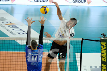 2021-10-31 - Attack on diagonal line by Anton Qafarena - Verona Volley - VERONA VOLLEY VS TOP VOLLEY CISTERNA - SUPERLEAGUE SERIE A - VOLLEYBALL