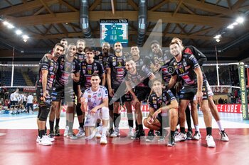 2021-11-03 - Group photo of the players of the Cucine Lube Civitanova after the match - CUCINE LUBE CIVITANOVA VS NBV VERONA - SUPERLEAGUE SERIE A - VOLLEYBALL